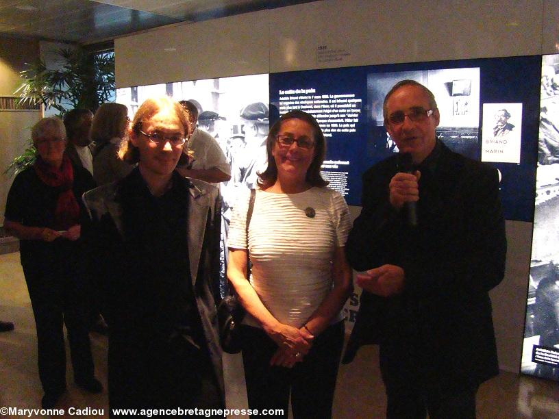 Frédéric Laé avec Catherine Lambert et Patrice Bulting président de l’association Aristide Briand de Saint-Nazaire et guide l’exposition ce soir.