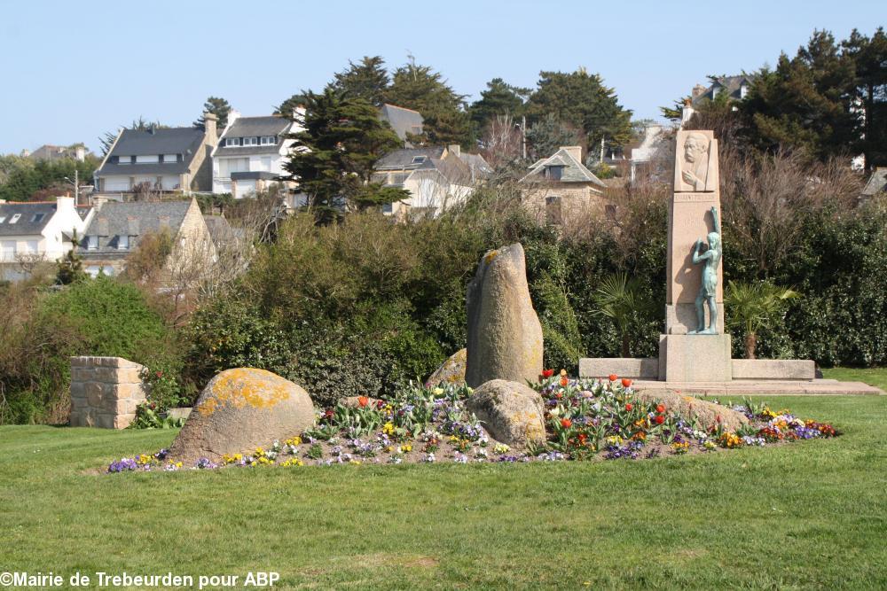 À Trebeurden le monument à Aristide Briand érigé après sa mort. Photo reçue de M. Jacques Mainage.