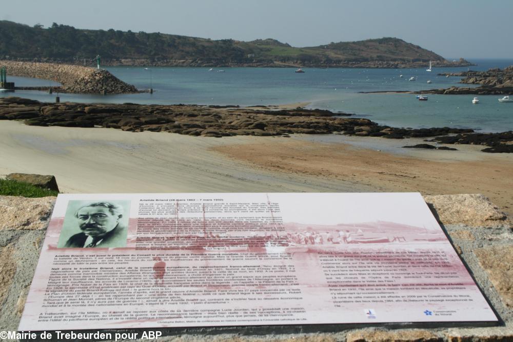 La plaque pupitre installée en mars 2012. Photo reçue de M. Jacques Mainage.