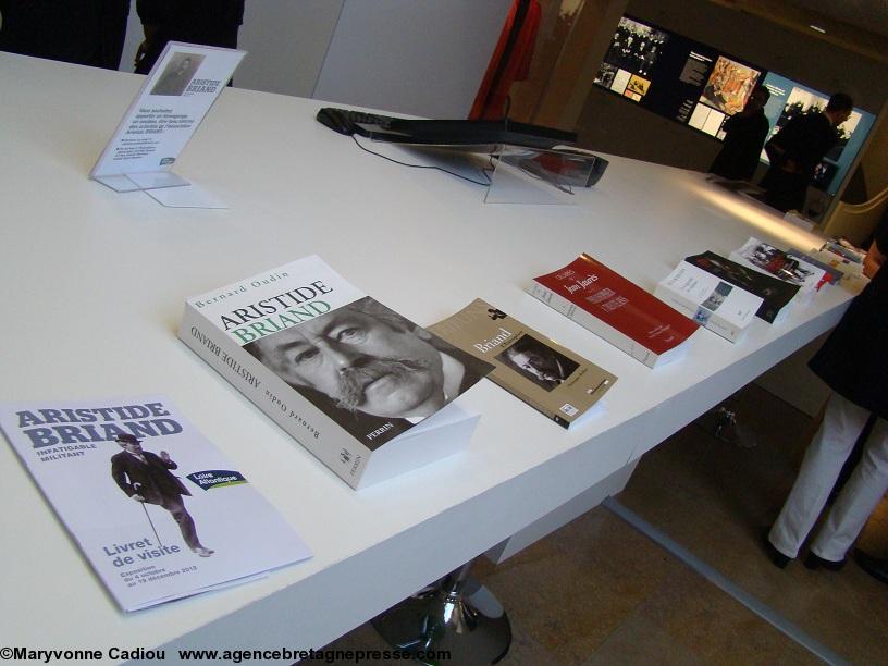 Sur une grande table de nombreux livres sur Aristide Briand et Jean Jaurès.