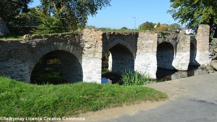 Le pont gallo-romain de Mouzillon de quatre arches inégales enjambe la Sanguèze. Inscrit sur la liste des Monuments historiques depuis 1925.