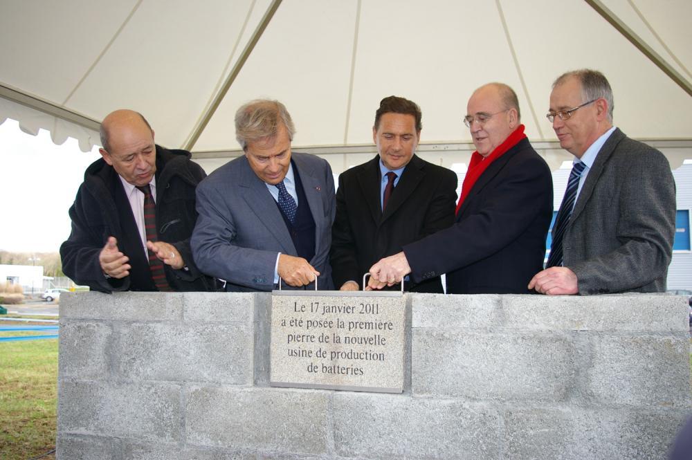 La pose de la première pierre de l'usine 
de batteries électriques à Ergué-Gabéric 
en 2011 (photo Armor magazine)