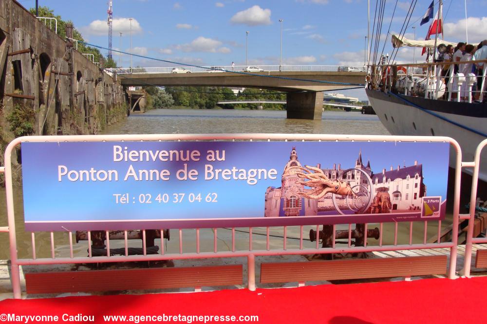 Le beau panneau du ponton Anne de Bretagne. Lors de l'escale du Fryderyck Chopin en août 2010.