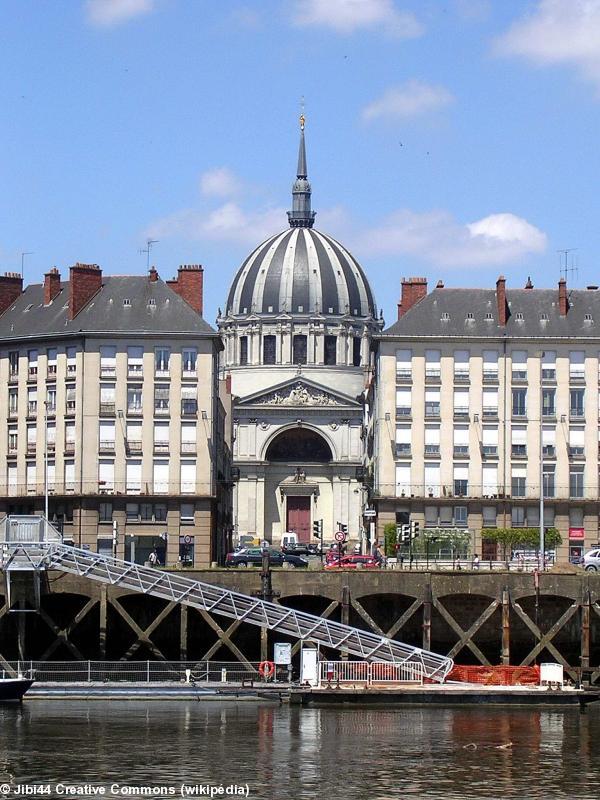 Vue sur Notre Dame de Bon Port et le ponton Anne de Bretagne. Juillet 2010.