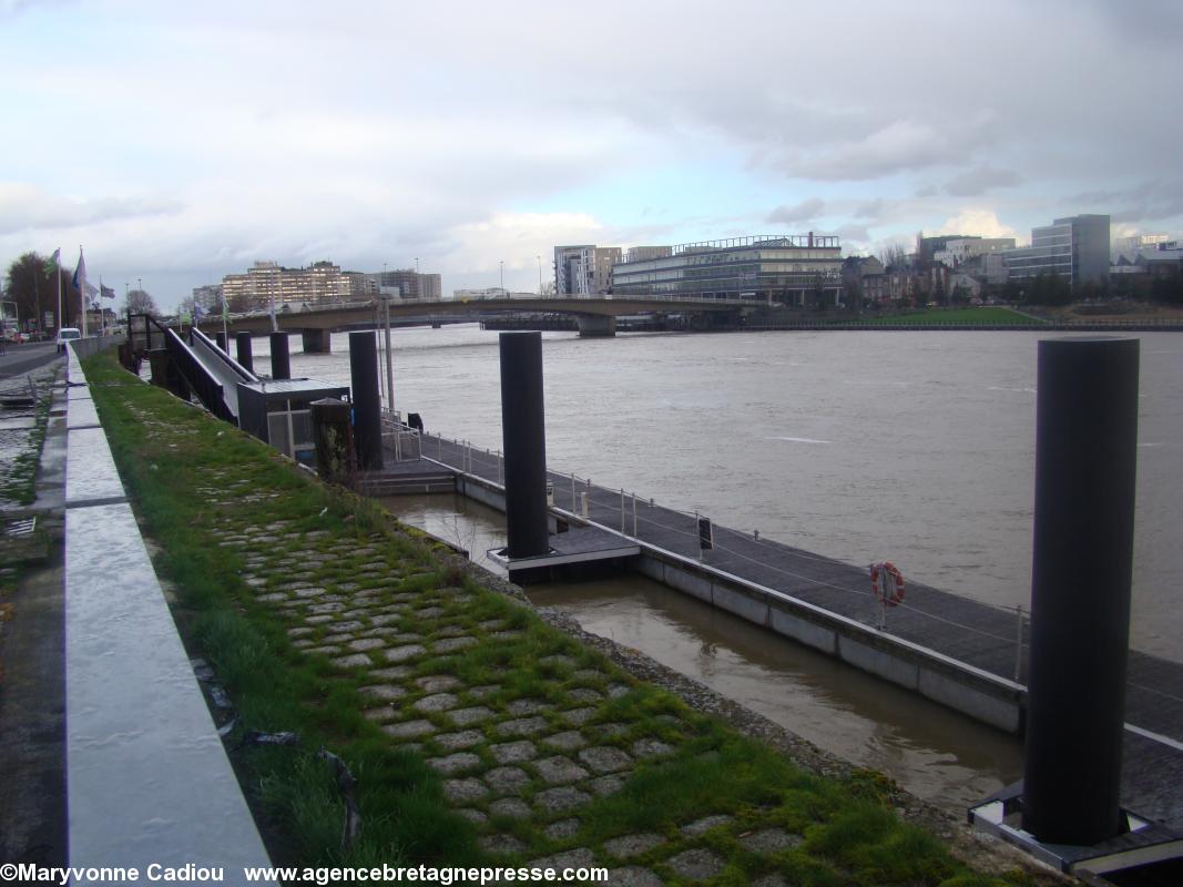 Le nouveau ponton Belem vu vers l’est. Avec ses pieux. Au fond le pont Anne de Bretagne.