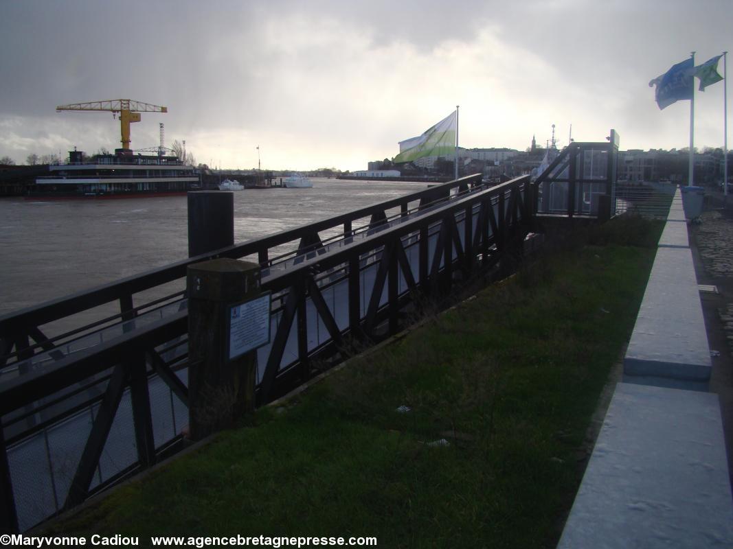 Le nouveau ponton Belem vu vers l’ouest. À gauche le Nantilus, barge flottante de l'architecte Olivier Flahaut.