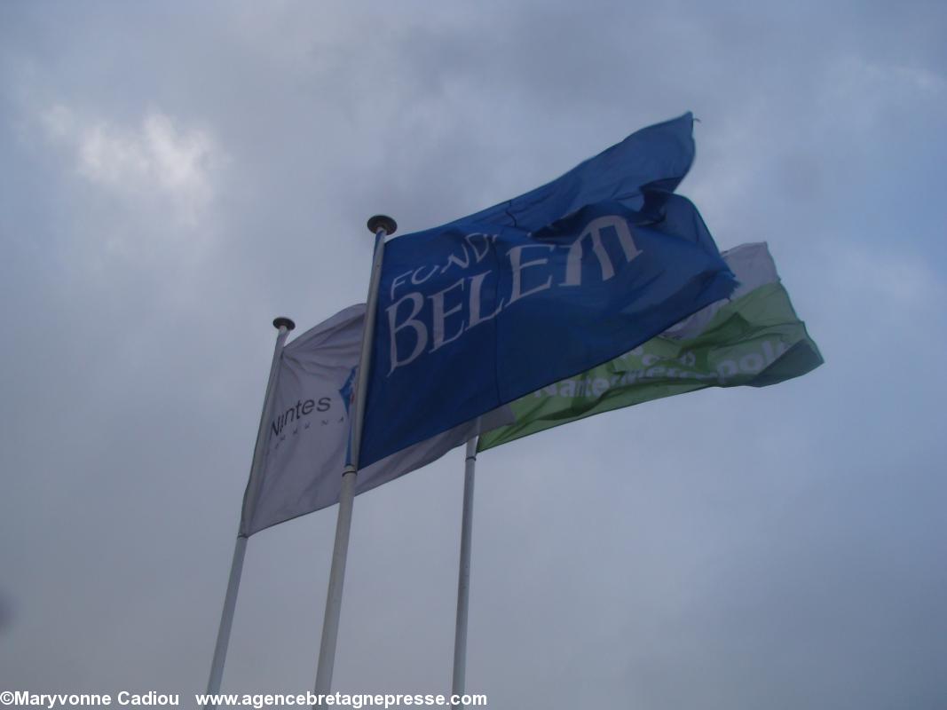 Drapeaux sur le quai.