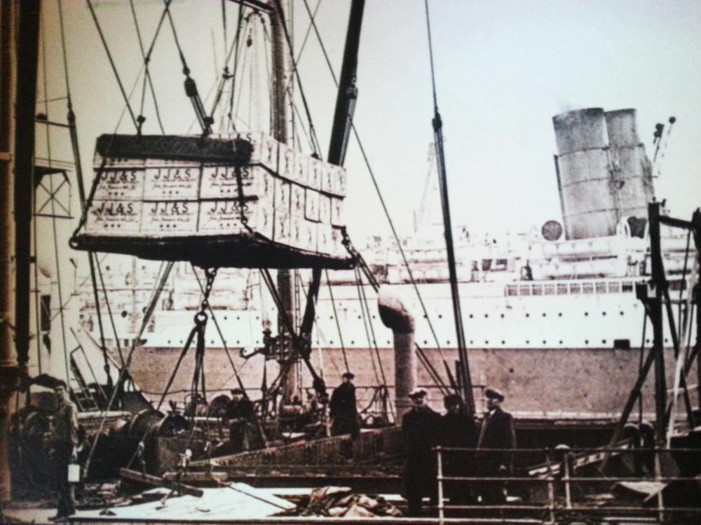 Les temps héroiques de l'exportation 
de masse du whisky 
Irlandais.Embarquement d'une cargaison 
de Jameson sur les quais de la Liffey.