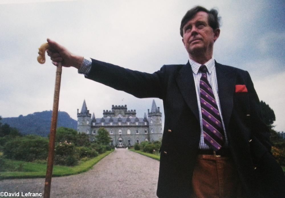 Ian Campbell  12ème Duc d'Argyll  
décédé en 2006  posait devant son 
château d'Inveraray. C'est derrière ces 
hautes tours que Marie Stuart  rendant visite 
à sa soeur  la Duchesse d'Argyll  
dégusta son premier verre d'uisghe 
beatha.