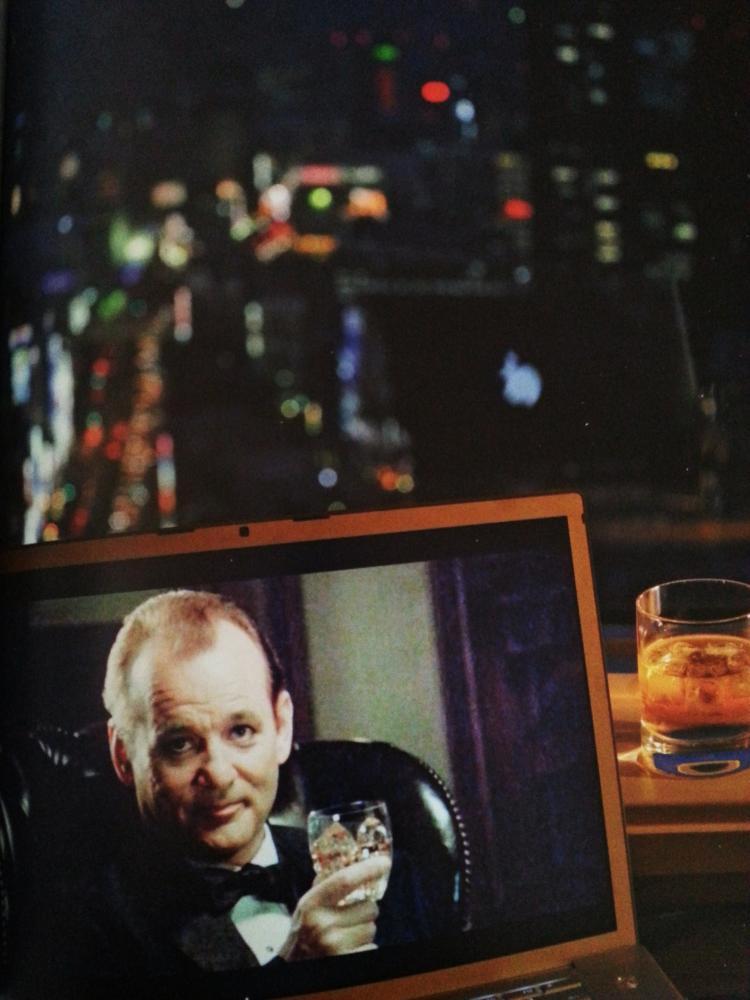 Bill Murray  l'homme du film LOST IN 
TRANSLATION  qui a propulsé Suntory à 
Hollywood et l'a fait connaitre au 
Monde. Bill Murray surgit plein écran au 
bar du park Hyatt  verre de Hibiki 17 
ans d'âge à la main  sur fond de
lumières de Tokyo by night.