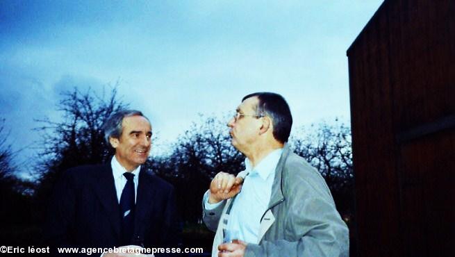 Patrick Mahé et Guy le Lay, créateur du 
whisky breton Eddu, lors d'une visite 
mémorable à la distillerie des menhirs 
de Plomelin en 2004.