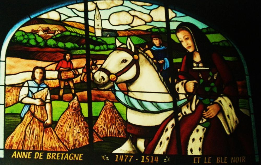 Vitrail à la distillerie des Menhirs, aux portes de Quimper en Cornouaille, représentant la Duchesse Anne de Bretagne et le blé noir.