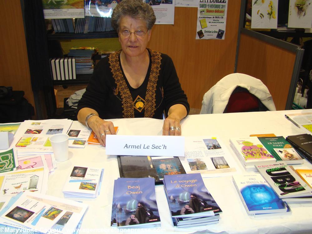 Armel Le Sec'h au stand de son éditeur Skol Vreizh lors du Festival du livre en Bretagne de Karaez 2011.