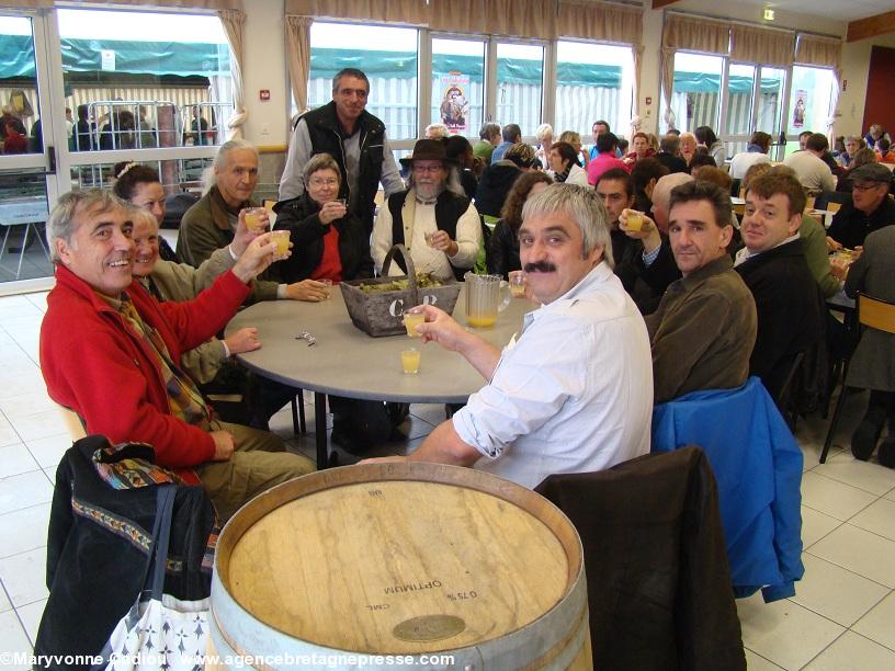 Avant le rituel les retrouvailles et une première dégustation du Bourru. Philippe Chéneau du Comité des vins bretons - devant en blanc - a rejoint les druides et sympathisants dans la grande salle des fêtes de Mouzillon. Il a apporté tonneau et panier de raisin rois de la fête avec son frère Christophe debout.