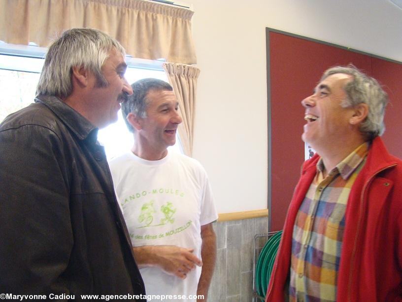 Photo volée ! Nous avons été très bien accueillis ici, par le Comité des fêtes de Mouzillon (au centre) et nos amis du Vin breton (à g.) ! a dit le Grand Druide (à dr.).