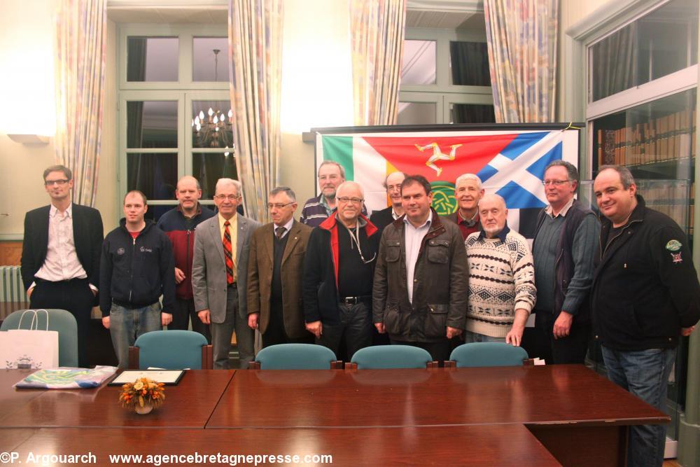 Rhisiart Tal-e-bot (Cornouailles), Caoimhín Ó Cadhla (Irlande), Robat Ap Tomos (Pays de Galles), Yann Jestin (Bretagne), Loïc Chapel (Bretagne), Cathal Ó Luain (Irlande et président de la Ligue), Jakez Derouet (Bretagne), Gi Keltik (secr. Branche Bretagne), Ch. Troadec (maire Carhaix-Plouguer), Vincent Abaziou (adj. Culture Carhaix-Plouguer), Iain Ramsay (secr. Écosse), Pierre Delignière (pdt association Bretagne-Écosse), Philippe Guillemot (Bretagne).