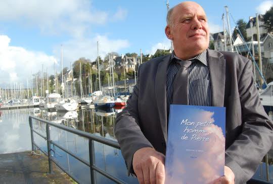 Jean-Luc Le Nan à Morlaix en face des éditions Skol Vreizh peu avant la sortie officielle du livre du 14 avril 2012.