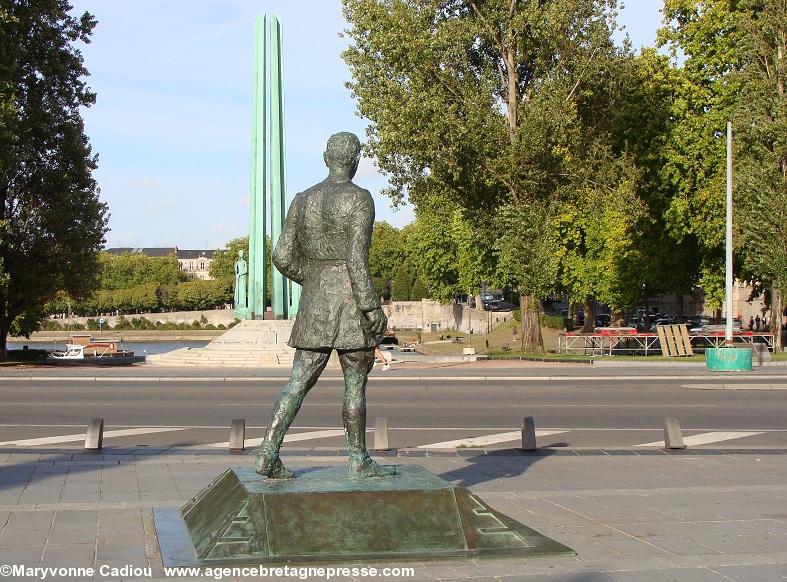 Statue du général de Gaulle à Nantes. Arrière-plan le monument aux Cinquante otages symbole de Résistance.