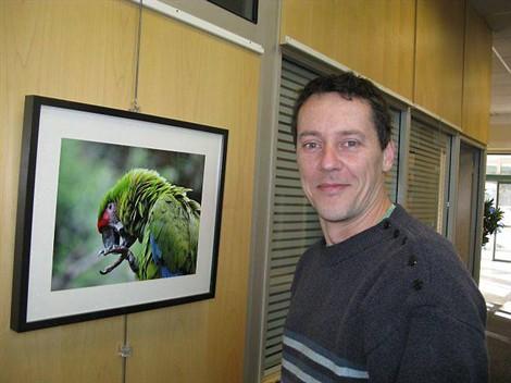 Philippe Pastor devant ses photos d'animaux qui ne sont pas le sujet de Lunamer.