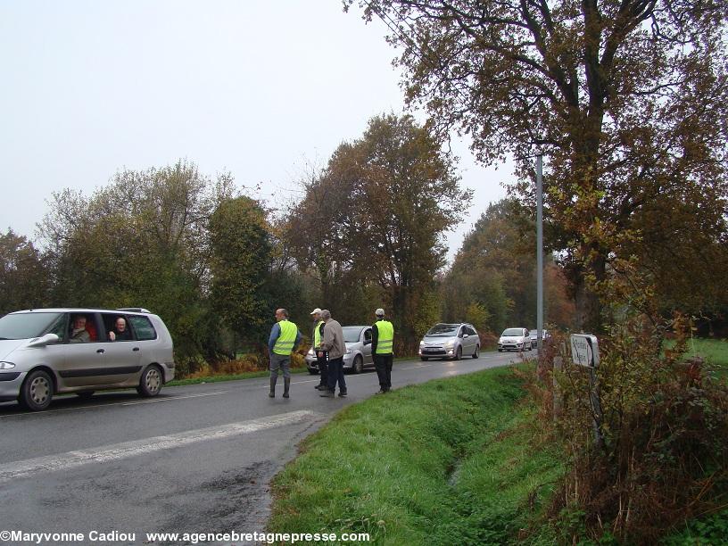 Notre-Dame des Landes 17 nov. 2012. Porte 5 ils ont fort à faire. Il est 10 heures 20. 