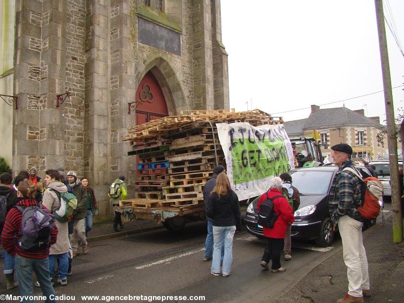 Notre-Dame des Landes 17 nov. 2012. Dans le bourg un des nombreux tracteurs. Chargé de palettes pour la reconstruction celui-ci. 