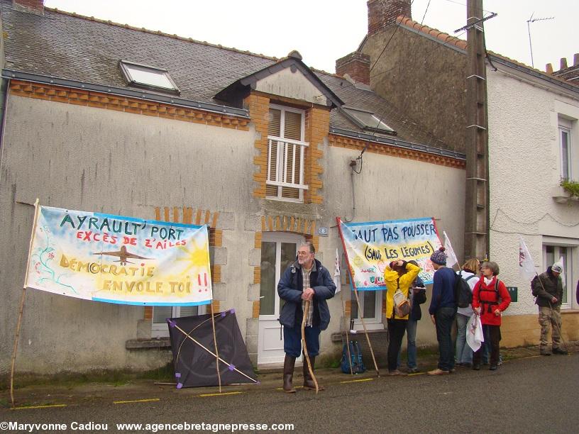 Notre-Dame des Landes 17 nov. 2012. Banderoles enfin visibles un petit moment. 