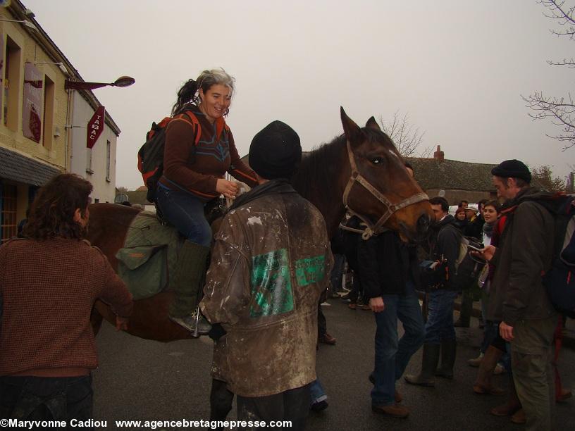 Notre-Dame des Landes 17 nov. 2012. On vient même à cheval. Il connaît le chemin pour La Vache Rit.