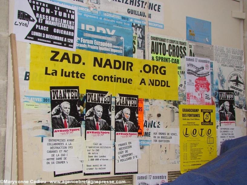 Notre-Dame des Landes 17 nov. 2012. Le mur de l’église déborde d’affiches.