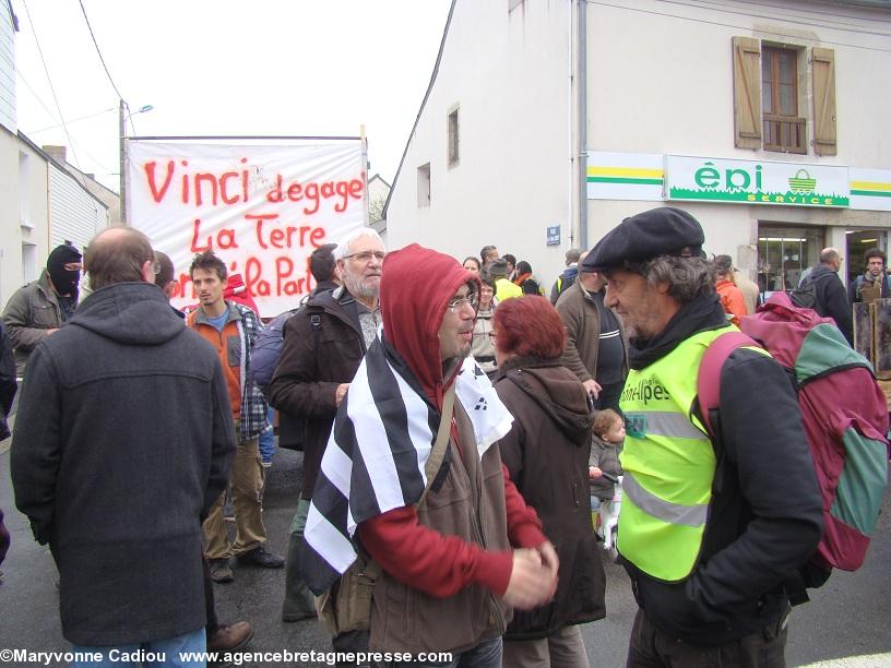 Notre-Dame des Landes 17 nov. 2012. Un jeune bretonnant explique la Bretagne à un soutien de Rhône-Alpes. Derrière Vinci est visé. 