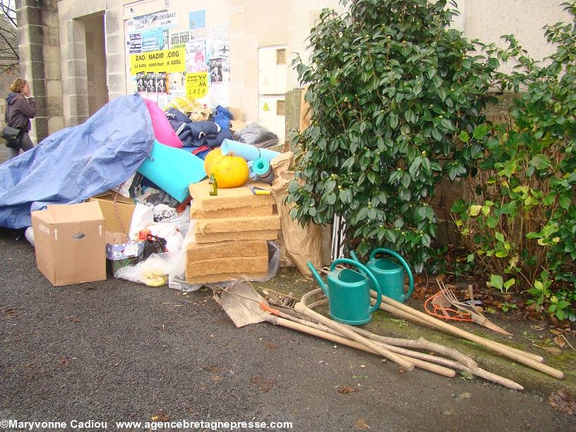 Notre-Dame des Landes 17 nov. 2012. Les dons s’étoffent. Photo à 13 h 40.