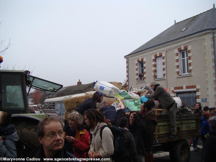 Notre-Dame des Landes 17 nov. 2012. Le chargement d’une remorque. 12 h 16. 