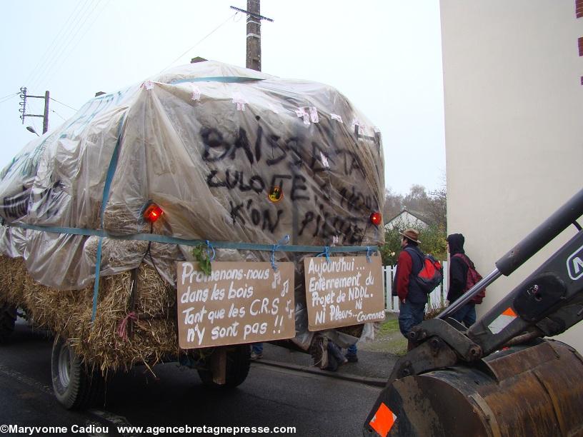 Notre-Dame des Landes 17 nov. 2012. La paille est pour l’isolation thermique – précaire – des habitations en reconstruction. 