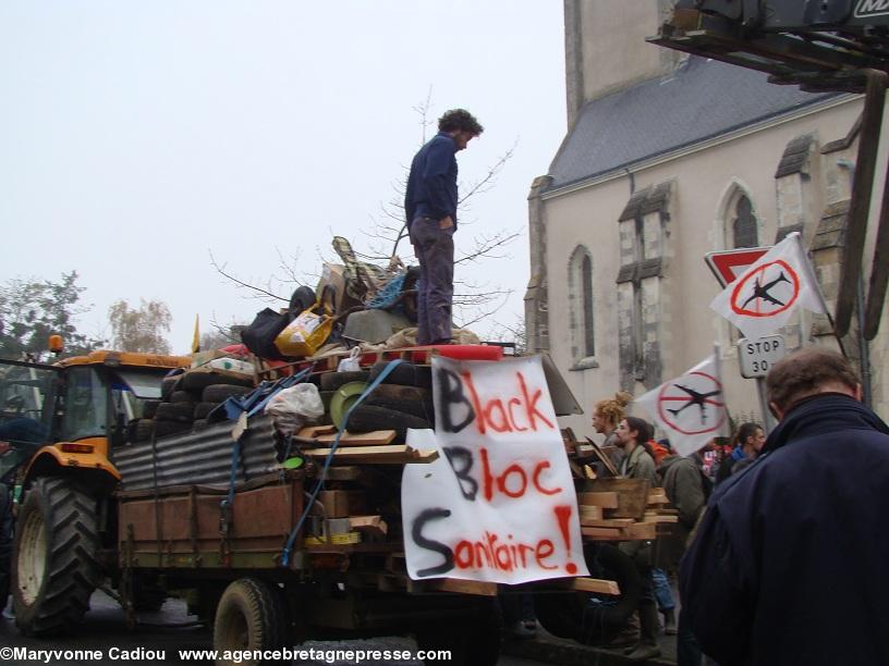 Notre-Dame des Landes 17 nov. 2012. Les remorques chargées partent.