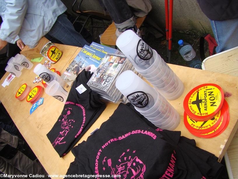 Notre-Dame des Landes 17 nov. 2012. Le stand ACIPA est noyé dans la foule.