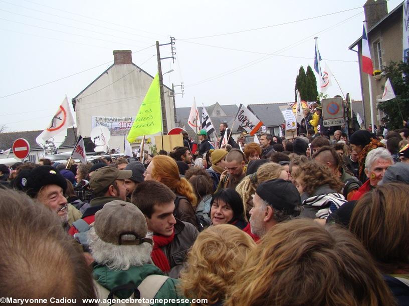 Notre-Dame des Landes 17 nov. 2012. La foule attend le désengorgement...