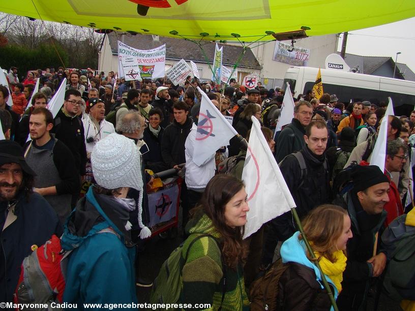 Notre-Dame des Landes 17 nov. 2012. À l’ombre du dirigeable de Greenpeace.