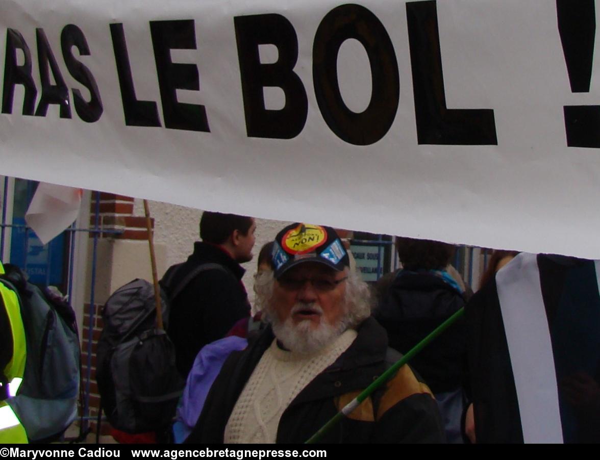 Notre-Dame des Landes 17 nov. 2012. Mais oui dessous c’est Michel Chauvin l’infatigable militant – lui aussi – mais pour la Bretagne. 