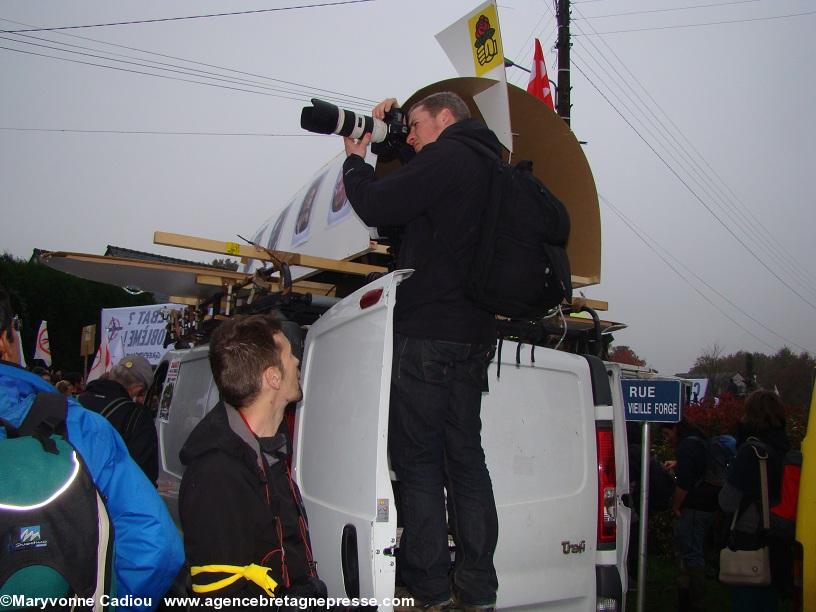 Notre-Dame des Landes 17 nov. 2012. ABP a cédé son perchoir à Associated Press et à Reuters (en bas).