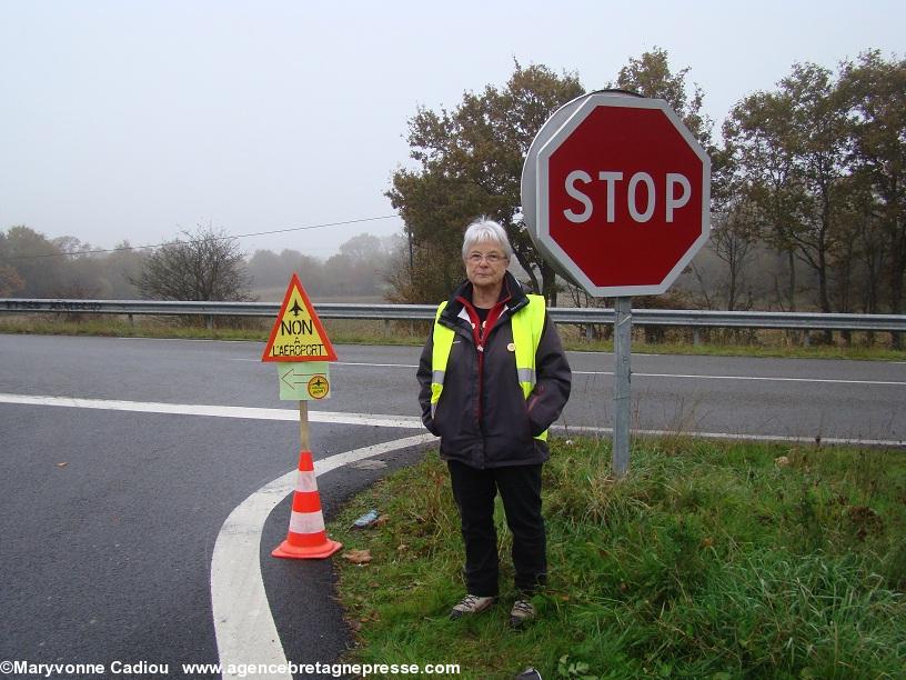 Notre-Dame des Landes 17 nov. 2012. À la sortie de la voie express N165  un couple d'Orvault oriente sur Le Temple de Bretagne.