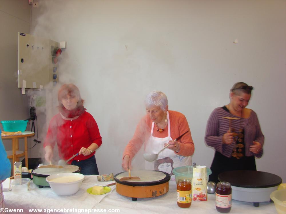 les crêpieres bénévoles pour le dessert