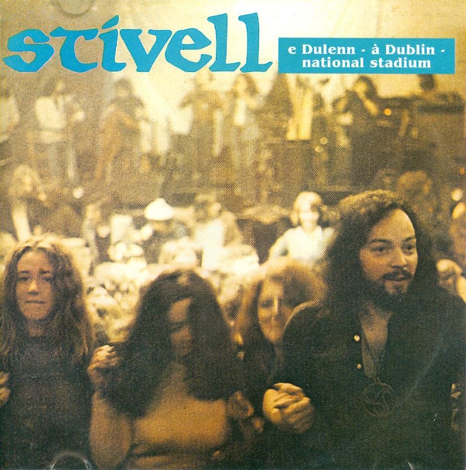 Alan Stivell en concert dansant parmi son 
public à Dublin dans les années 70