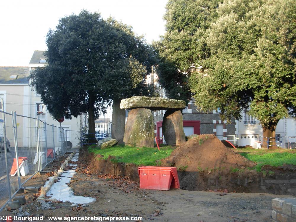 Le square du dolmen après le passage des engins de chantier sur ordre municipale