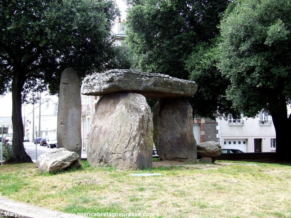 Le square du dolmen avant les travaux.