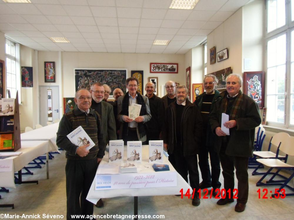 Une partie du groupe des auteurs (les plus jeunes sont au travail) prise par nous. On y voit Claude Geslin  Yves Jézéquel  Pierre Grall  Patrick Galliou  Yann Ber Piriou  Jean-Jacques.Monnier  Jean-René Le Quéau  Jean Kerhervé  Pierre Honoré et Christian Brunel.