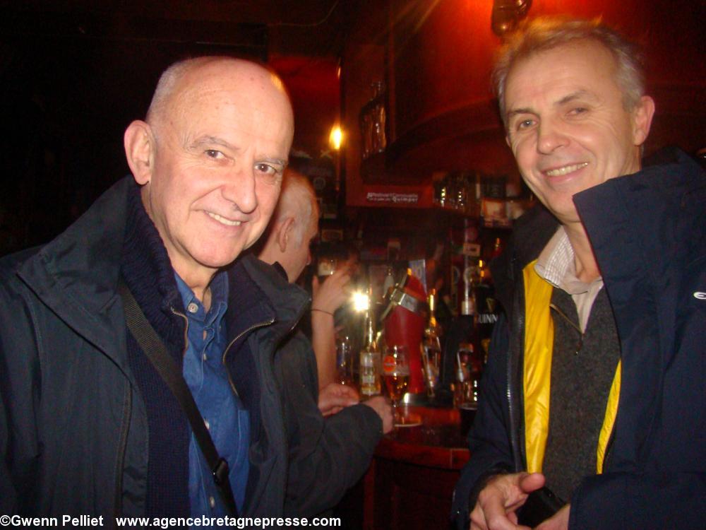 Dan ar Braz et Jean Nozac'h (Président 
du Bagad Kemper) en conversation au bar du 
Ceili