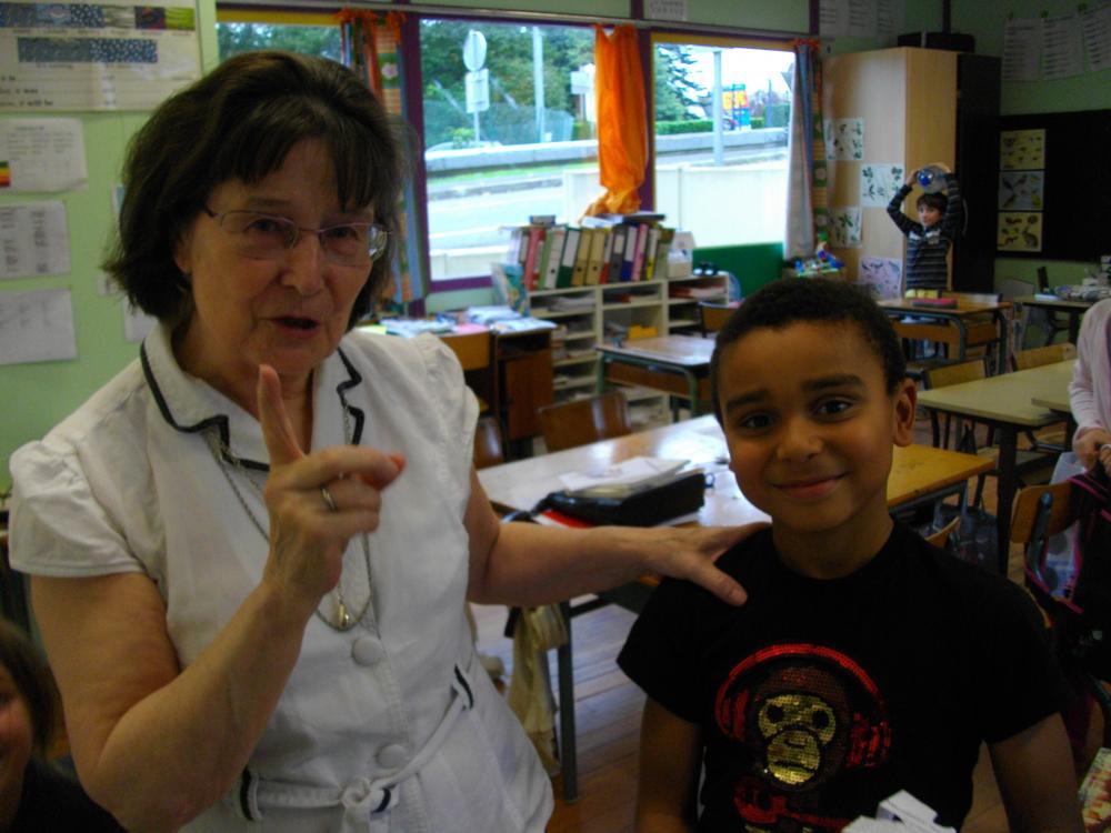 Mai Ewen venue en classe apprendre aux enfants à écrire des haiku