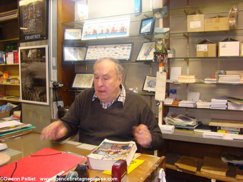 M.Jean Guivarc'h dans son magasin