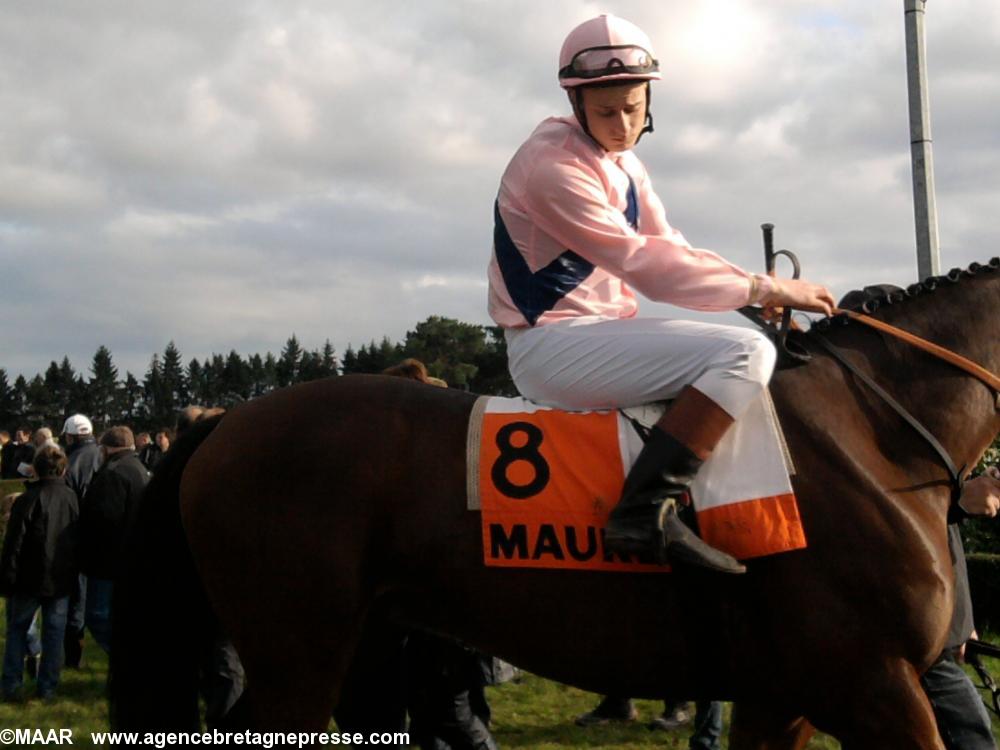 Gold glitter et son jockey prêt pour la course