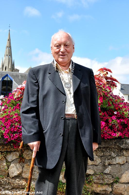 Albert Boché lors de la remise du Collier de l'Hermine à Guingamp le 19 août 2012