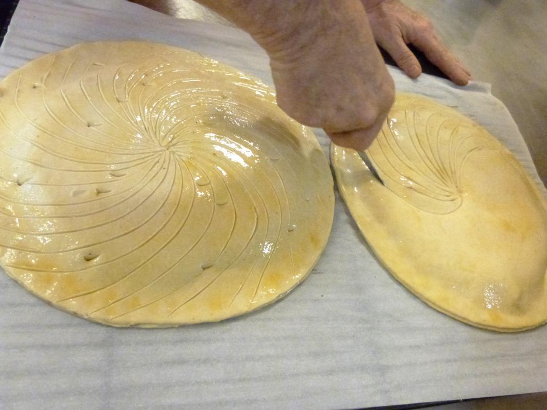 De l’or se cachent dans les galettes !

Les fèves glissées traditionnellement dans les galettes et 
offertes aux clients ne seront pas toutes identiques... 
Certaines seront en  « OR » .
Gagner des lingots en savourant les galettes faites «  MAISON  »  voilà une idée originale pour les fins gourmets.

Compter par exemple entre 8 70€ et 9 90€ pour une 
galette de 4 personnes avec 7 variétés différentes (Frangipane nature  Frangipane pommes  Frangipane Poire/Chocolat  Compote de Pommes  Bretonne nature ou au caramel et Brioche des rois)